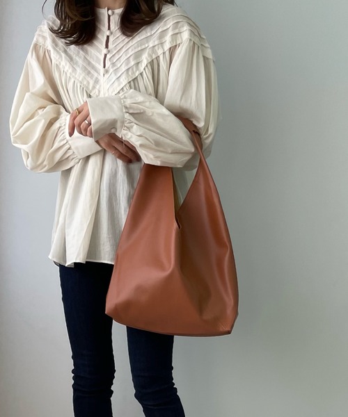 LE MORE（リモア）の「ソフトレザートライアングルトートバッグ（トートバッグ・レディース・ブラック/ブラウン・FREE）」の2枚目の写真