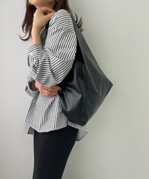 ソフトレザートライアングルトートバッグ