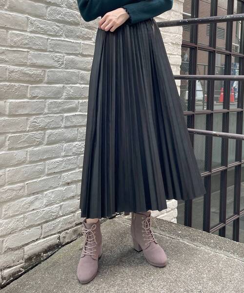 MAJESTIC LEGON（マジェスティックレゴン）の「フェイクレザープリーツスカート（スカート・レディース・ベージュ/アイボリー/ブラック・MEDIUM）」の3枚目の写真