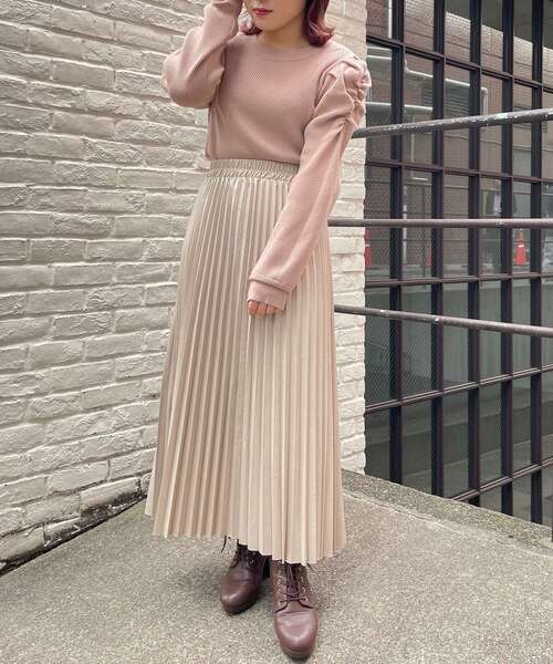 MAJESTIC LEGON（マジェスティックレゴン）の「フェイクレザープリーツスカート（スカート・レディース・ベージュ/アイボリー/ブラック・MEDIUM）」の4枚目の写真