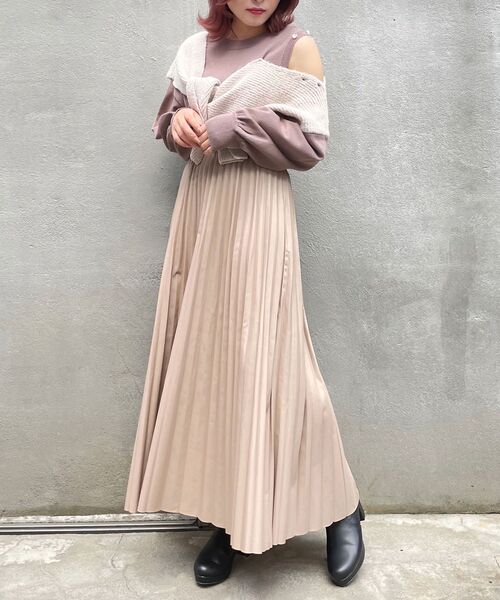 MAJESTIC LEGON（マジェスティックレゴン）の「フェイクレザープリーツスカート（スカート・レディース・ベージュ/アイボリー/ブラック・MEDIUM）」の5枚目の写真