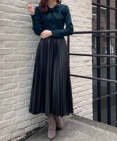 MAJESTIC LEGON（マジェスティックレゴン）の「フェイクレザープリーツスカート（スカート・レディース・ベージュ/アイボリー/ブラック・MEDIUM）」の6枚目の写真