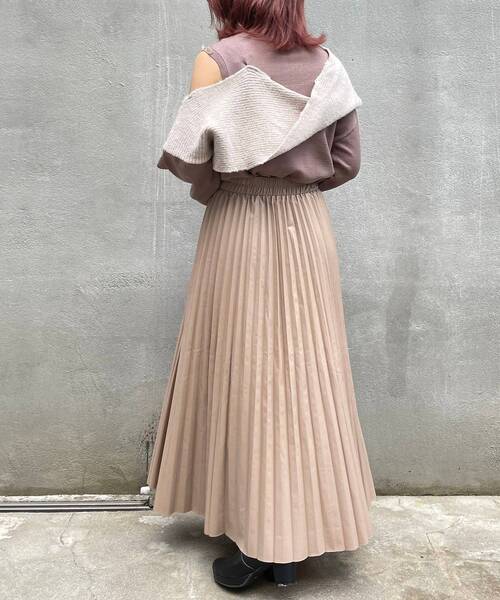 MAJESTIC LEGON（マジェスティックレゴン）の「フェイクレザープリーツスカート（スカート・レディース・ベージュ/アイボリー/ブラック・MEDIUM）」の7枚目の写真