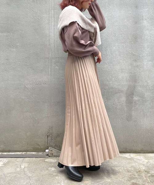 MAJESTIC LEGON（マジェスティックレゴン）の「フェイクレザープリーツスカート（スカート・レディース・ベージュ/アイボリー/ブラック・MEDIUM）」の8枚目の写真