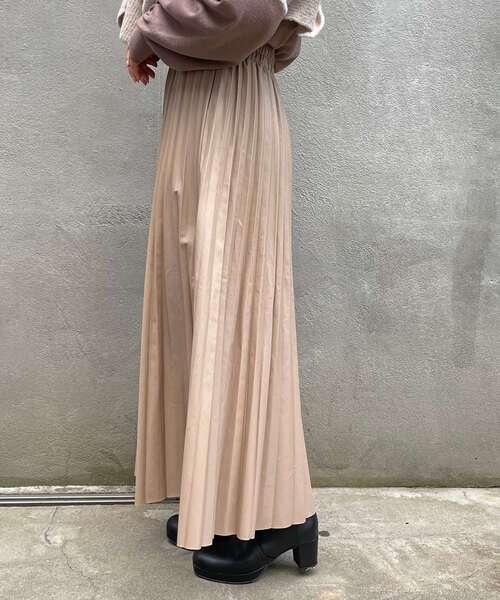 MAJESTIC LEGON（マジェスティックレゴン）の「フェイクレザープリーツスカート（スカート・レディース・ベージュ/アイボリー/ブラック・MEDIUM）」の9枚目の写真