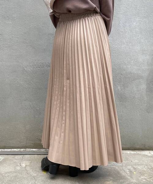 MAJESTIC LEGON（マジェスティックレゴン）の「フェイクレザープリーツスカート（スカート・レディース・ベージュ/アイボリー/ブラック・MEDIUM）」の10枚目の写真