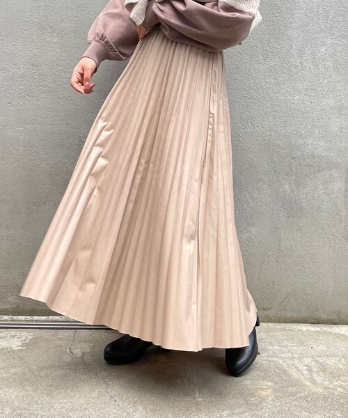 MAJESTIC LEGON（マジェスティックレゴン）の「フェイクレザープリーツスカート（スカート・レディース・ベージュ/アイボリー/ブラック・MEDIUM）」の11枚目の写真