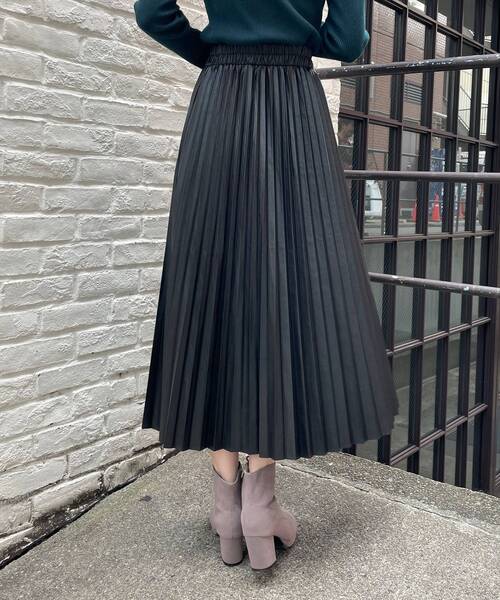 MAJESTIC LEGON（マジェスティックレゴン）の「フェイクレザープリーツスカート（スカート・レディース・ベージュ/アイボリー/ブラック・MEDIUM）」の13枚目の写真