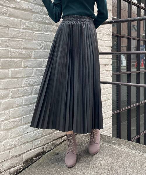 MAJESTIC LEGON（マジェスティックレゴン）の「フェイクレザープリーツスカート（スカート・レディース・ベージュ/アイボリー/ブラック・MEDIUM）」の15枚目の写真