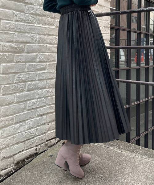 MAJESTIC LEGON（マジェスティックレゴン）の「フェイクレザープリーツスカート（スカート・レディース・ベージュ/アイボリー/ブラック・MEDIUM）」の16枚目の写真