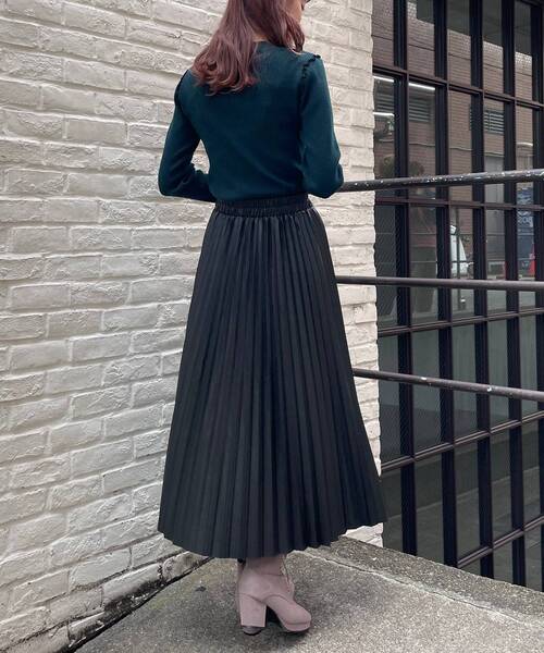 MAJESTIC LEGON（マジェスティックレゴン）の「フェイクレザープリーツスカート（スカート・レディース・ベージュ/アイボリー/ブラック・MEDIUM）」の17枚目の写真