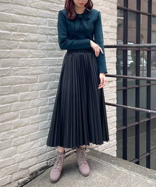 MAJESTIC LEGON（マジェスティックレゴン）の「フェイクレザープリーツスカート（スカート・レディース・ベージュ/アイボリー/ブラック・MEDIUM）」の18枚目の写真