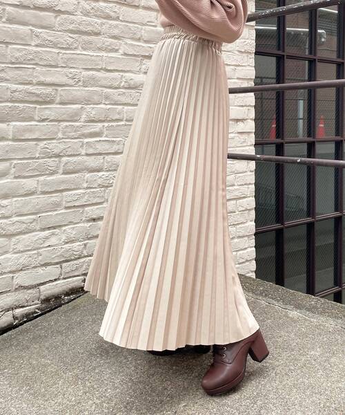 MAJESTIC LEGON（マジェスティックレゴン）の「フェイクレザープリーツスカート（スカート・レディース・ベージュ/アイボリー/ブラック・MEDIUM）」の21枚目の写真
