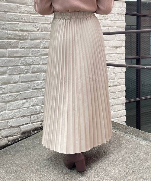 MAJESTIC LEGON（マジェスティックレゴン）の「フェイクレザープリーツスカート（スカート・レディース・ベージュ/アイボリー/ブラック・MEDIUM）」の22枚目の写真