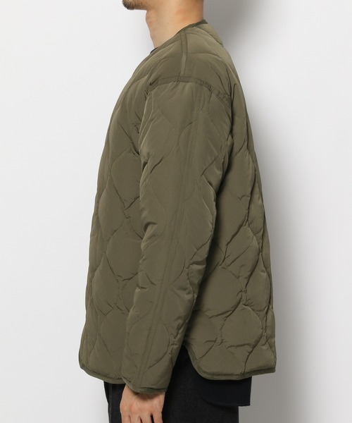 ORCIVAL（オーシバル）の「【ORCIVAL(オーシバル)】キルトダウン ノーカラージャケット（ブルゾン・メンズ・オリーブ・MEDIUM/LARGE）」の6枚目の写真