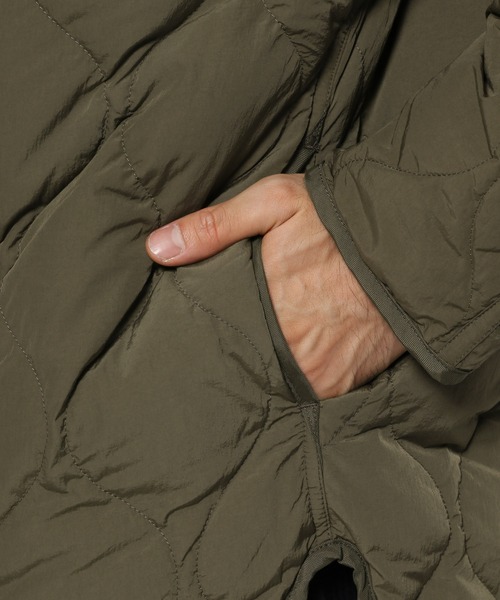 ORCIVAL（オーシバル）の「【ORCIVAL(オーシバル)】キルトダウン ノーカラージャケット（ブルゾン・メンズ・オリーブ・MEDIUM/LARGE）」の2枚目の写真