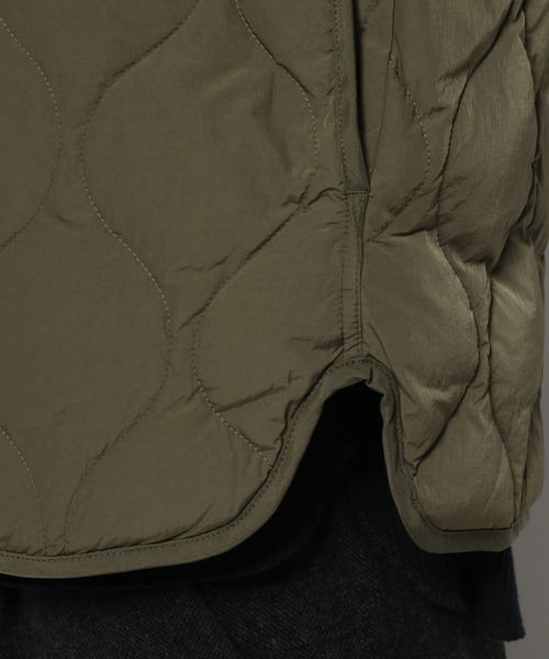 ORCIVAL（オーシバル）の「【ORCIVAL(オーシバル)】キルトダウン ノーカラージャケット（ブルゾン・メンズ・オリーブ・MEDIUM/LARGE）」の8枚目の写真