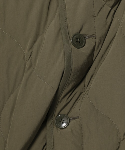 ORCIVAL（オーシバル）の「【ORCIVAL(オーシバル)】キルトダウン ノーカラージャケット（ブルゾン・メンズ・オリーブ・MEDIUM/LARGE）」の7枚目の写真