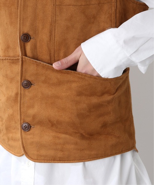 JOURNAL STANDARD relume SELECT（ジャーナルスタンダードレリュームセレクト）の「【迷迭香/マンネンロウ】VEGAN SUEDE Hervest ベスト（ベスト・メンズ・ブラック/キャメル・2/3）」の4枚目の写真