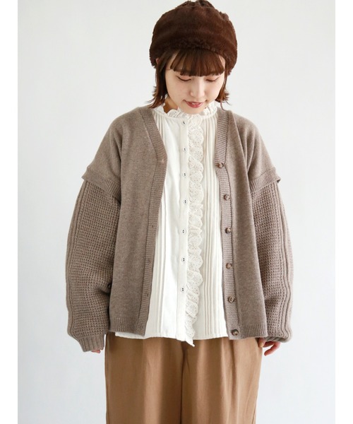 Samansa Mos2（サマンサ モスモス）の「袖切替Vネックカーディガン（カーディガン/ボレロ・レディース・ベージュ/ブルー/グリーン/キナリ・ﾌﾘ-）」の3枚目の写真