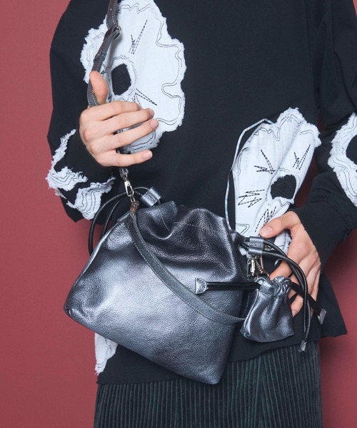 MAISON SPECIAL(メゾンスペシャル)の「《UNISEX》2WAY Drawstring Leather Shoulder Bag With Drawstring Charm/巾着チャーム付きレザー巾着2WAYショルダーバッグ【MAISON SPECIAL/メゾンスペシャル】(ショルダーバッグ・メンズ・ホワイト/ブラック/レッド/シルバー/ゴールド/オレンジ/ブルー/グリーン/グレイッシュベージュ/パープル/ターコイズブルー/ダークグリーン/オフホワイト/その他1/ダークブラック・FREE)」の15枚目の写真