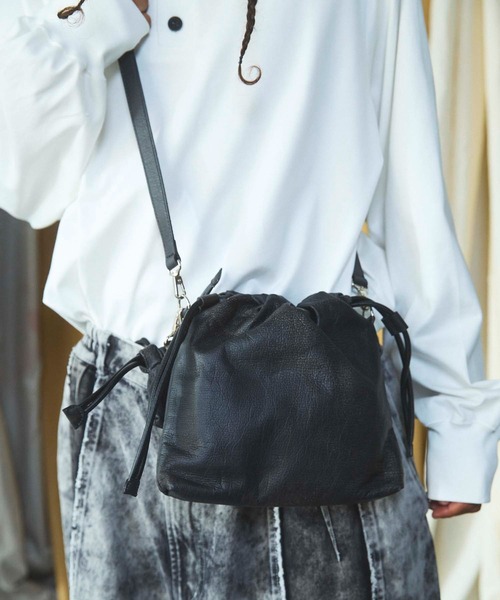 MAISON SPECIAL(メゾンスペシャル)の「《UNISEX》2WAY Drawstring Leather Shoulder Bag With Drawstring Charm/巾着チャーム付きレザー巾着2WAYショルダーバッグ【MAISON SPECIAL/メゾンスペシャル】(ショルダーバッグ・メンズ・ホワイト/ブラック/レッド/シルバー/ゴールド/オレンジ/ブルー/グリーン/グレイッシュベージュ/パープル/ターコイズブルー/ダークグリーン/オフホワイト/その他1/ダークブラック・FREE)」の1枚目の写真
