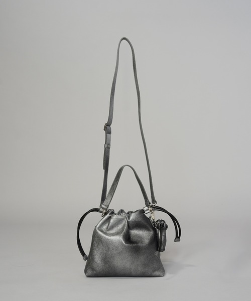 MAISON SPECIAL(メゾンスペシャル)の「《UNISEX》2WAY Drawstring Leather Shoulder Bag With Drawstring Charm/巾着チャーム付きレザー巾着2WAYショルダーバッグ【MAISON SPECIAL/メゾンスペシャル】(ショルダーバッグ・メンズ・ホワイト/ブラック/レッド/シルバー/ゴールド/オレンジ/ブルー/グリーン/グレイッシュベージュ/パープル/ターコイズブルー/ダークグリーン/オフホワイト/その他1/ダークブラック・FREE)」の21枚目の写真
