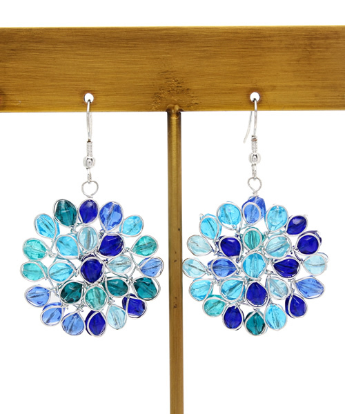 チャイハネ(チャイハネ)の「【チャイハネ】ガラスビーズフラワーピアス(ピアス(両耳用)・レディース・ブルー/レインボー/カラフル/レッド/グリーン/ミント/パープル/ライトピンク/オレンジ/ライトブルー/オレンジ系その他/マルチ・FREE)」の5枚目の写真