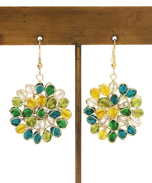 チャイハネ(チャイハネ)の「【チャイハネ】ガラスビーズフラワーピアス(ピアス(両耳用)・レディース・ブルー/レインボー/カラフル/レッド/グリーン/ミント/パープル/ライトピンク/オレンジ/ライトブルー/オレンジ系その他/マルチ・FREE)」の2枚目の写真