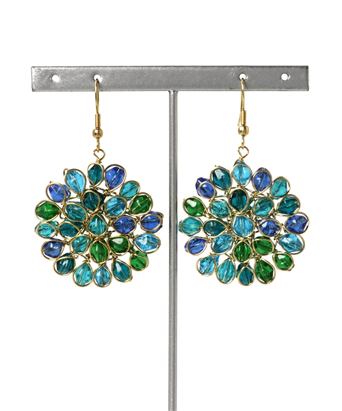 チャイハネ(チャイハネ)の「【チャイハネ】ガラスビーズフラワーピアス(ピアス(両耳用)・レディース・ブルー/レインボー/カラフル/レッド/グリーン/ミント/パープル/ライトピンク/オレンジ/ライトブルー/オレンジ系その他/マルチ・FREE)」の3枚目の写真