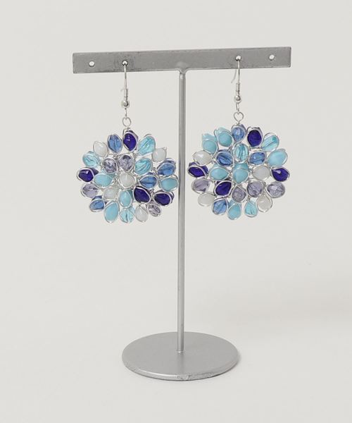 チャイハネ(チャイハネ)の「【チャイハネ】ガラスビーズフラワーピアス(ピアス(両耳用)・レディース・ブルー/レインボー/カラフル/レッド/グリーン/ミント/パープル/ライトピンク/オレンジ/ライトブルー/オレンジ系その他/マルチ・FREE)」の4枚目の写真