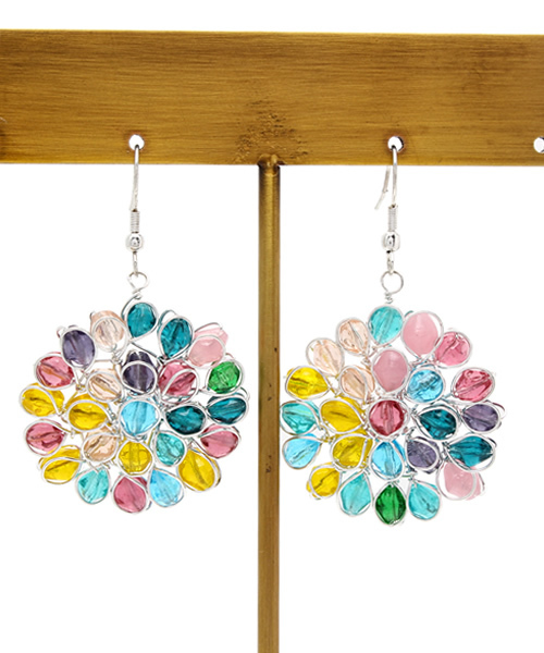 チャイハネ(チャイハネ)の「【チャイハネ】ガラスビーズフラワーピアス(ピアス(両耳用)・レディース・ブルー/レインボー/カラフル/レッド/グリーン/ミント/パープル/ライトピンク/オレンジ/ライトブルー/オレンジ系その他/マルチ・FREE)」の11枚目の写真