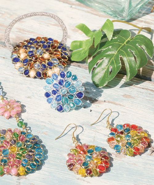 チャイハネ(チャイハネ)の「【チャイハネ】ガラスビーズフラワーピアス(ピアス(両耳用)・レディース・ブルー/レインボー/カラフル/レッド/グリーン/ミント/パープル/ライトピンク/オレンジ/ライトブルー/オレンジ系その他/マルチ・FREE)」の13枚目の写真