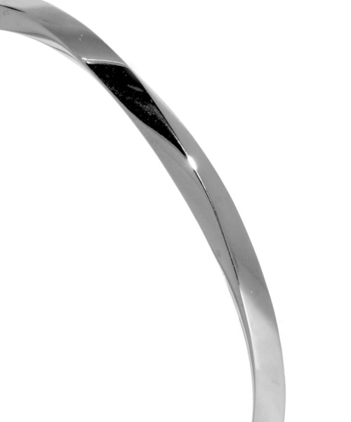 LION HEART（ライオンハート）の「【限定展開】“LH-1”ツイストエッジバングル/サージカルステンレス（金属アレルギー対応）【LION HEART / ライオンハート】（バングル/リストバンド・メンズ・シルバー・ONE SIZE）」の2枚目の写真