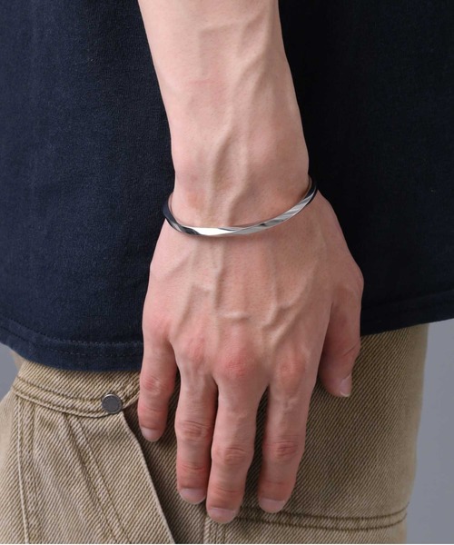 LION HEART（ライオンハート）の「【限定展開】“LH-1”ツイストエッジバングル/サージカルステンレス（金属アレルギー対応）【LION HEART / ライオンハート】（バングル/リストバンド・メンズ・シルバー・ONE SIZE）」の6枚目の写真