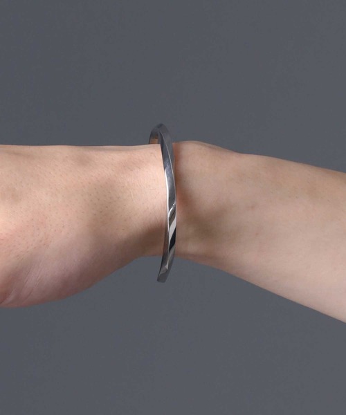 LION HEART（ライオンハート）の「【限定展開】“LH-1”ツイストエッジバングル/サージカルステンレス（金属アレルギー対応）【LION HEART / ライオンハート】（バングル/リストバンド・メンズ・シルバー・ONE SIZE）」の7枚目の写真