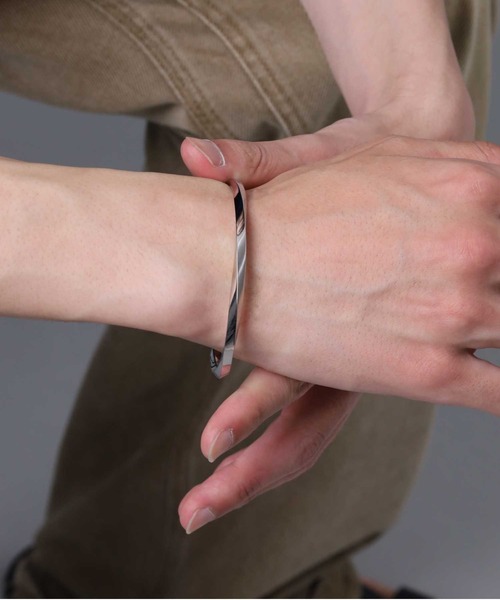 LION HEART（ライオンハート）の「【限定展開】“LH-1”ツイストエッジバングル/サージカルステンレス（金属アレルギー対応）【LION HEART / ライオンハート】（バングル/リストバンド・メンズ・シルバー・ONE SIZE）」の8枚目の写真