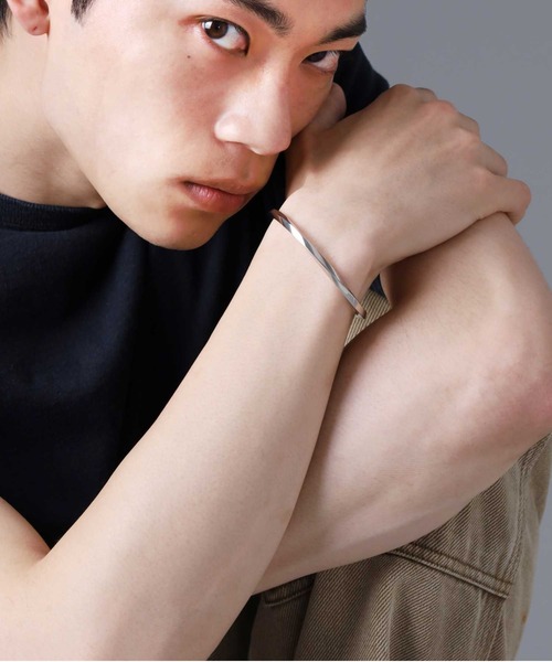 LION HEART（ライオンハート）の「【限定展開】“LH-1”ツイストエッジバングル/サージカルステンレス（金属アレルギー対応）【LION HEART / ライオンハート】（バングル/リストバンド・メンズ・シルバー・ONE SIZE）」の10枚目の写真