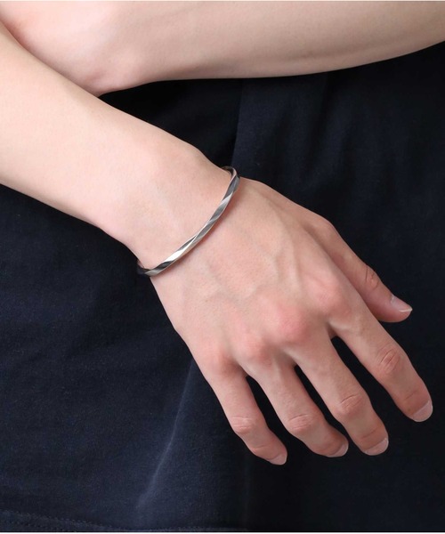 LION HEART（ライオンハート）の「【限定展開】“LH-1”ツイストエッジバングル/サージカルステンレス（金属アレルギー対応）【LION HEART / ライオンハート】（バングル/リストバンド・メンズ・シルバー・ONE SIZE）」の12枚目の写真