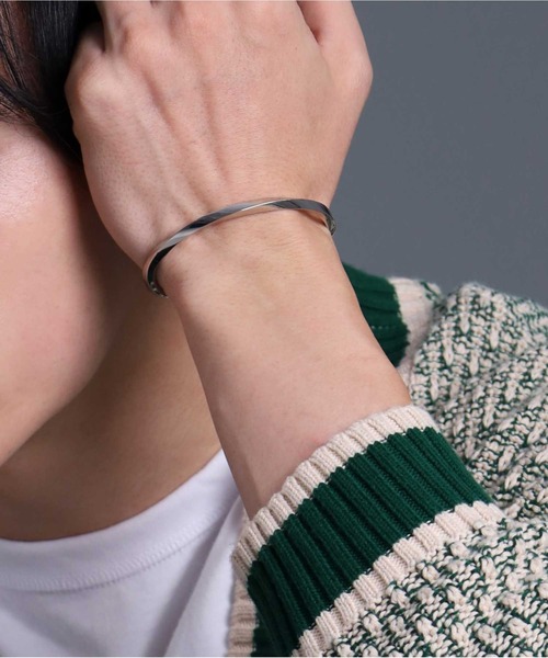 LION HEART（ライオンハート）の「【限定展開】“LH-1”ツイストエッジバングル/サージカルステンレス（金属アレルギー対応）【LION HEART / ライオンハート】（バングル/リストバンド・メンズ・シルバー・ONE SIZE）」の17枚目の写真