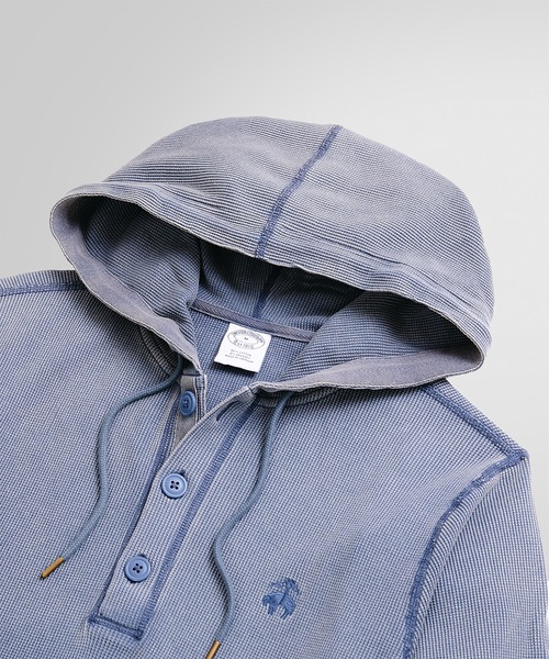 BROOKS BROTHERS（ブルックスブラザーズ）の「ストレッチコットン GFロゴ ワッフル フーディー（パーカー・メンズ・インディゴブルー・SMALL/MEDIUM/LARGE/X-LARGE）」の2枚目の写真