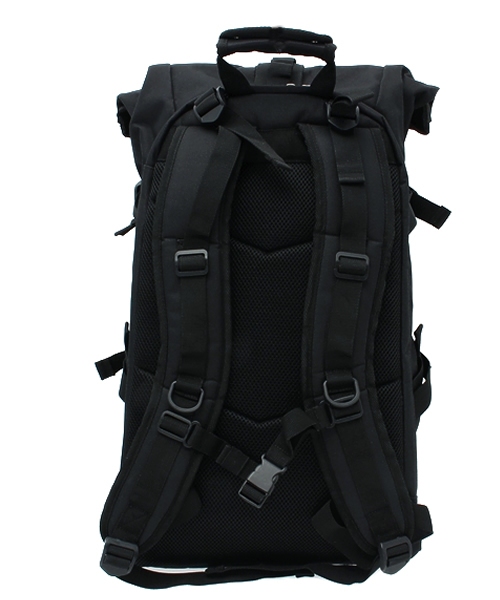 INDISPENSABLE （インディスペンサブル）の「【INDISPENSABLE】IDP.Backpack ROLLS              （バックパック/リュック・メンズ・ブラック・ONE SIZE）」の3枚目の写真