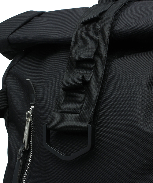 INDISPENSABLE （インディスペンサブル）の「【INDISPENSABLE】IDP.Backpack ROLLS              （バックパック/リュック・メンズ・ブラック・ONE SIZE）」の4枚目の写真