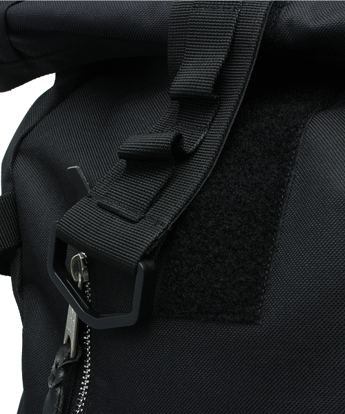 INDISPENSABLE （インディスペンサブル）の「【INDISPENSABLE】IDP.Backpack ROLLS              （バックパック/リュック・メンズ・ブラック・ONE SIZE）」の5枚目の写真