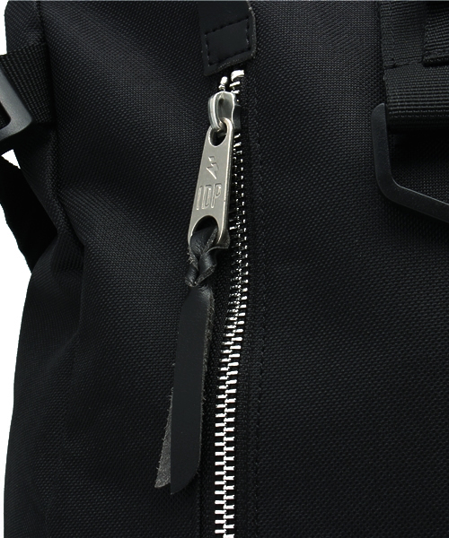 INDISPENSABLE （インディスペンサブル）の「【INDISPENSABLE】IDP.Backpack ROLLS              （バックパック/リュック・メンズ・ブラック・ONE SIZE）」の8枚目の写真