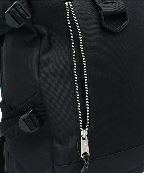 INDISPENSABLE （インディスペンサブル）の「【INDISPENSABLE】IDP.Backpack ROLLS              （バックパック/リュック・メンズ・ブラック・ONE SIZE）」の9枚目の写真