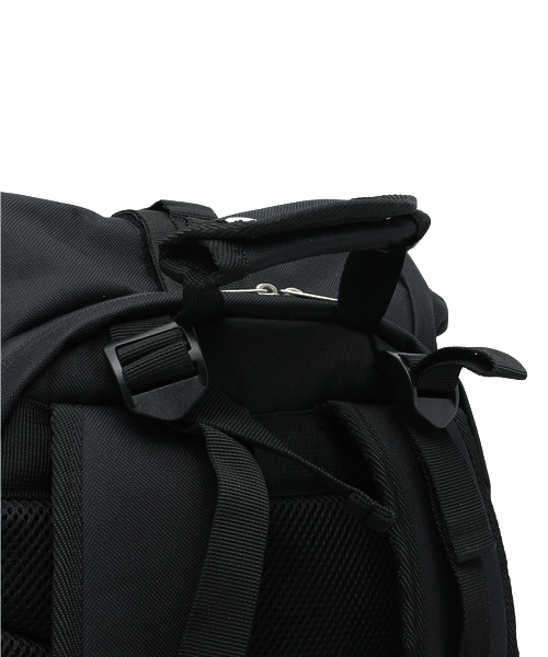 INDISPENSABLE （インディスペンサブル）の「【INDISPENSABLE】IDP.Backpack ROLLS              （バックパック/リュック・メンズ・ブラック・ONE SIZE）」の11枚目の写真