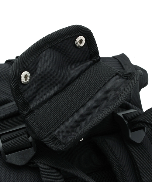 INDISPENSABLE （インディスペンサブル）の「【INDISPENSABLE】IDP.Backpack ROLLS              （バックパック/リュック・メンズ・ブラック・ONE SIZE）」の12枚目の写真