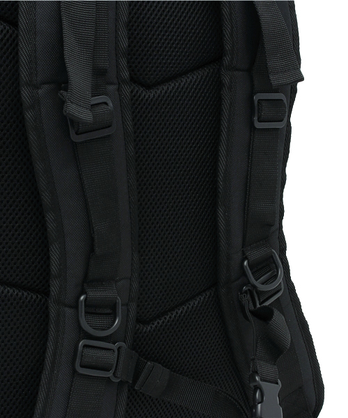 INDISPENSABLE （インディスペンサブル）の「【INDISPENSABLE】IDP.Backpack ROLLS              （バックパック/リュック・メンズ・ブラック・ONE SIZE）」の13枚目の写真