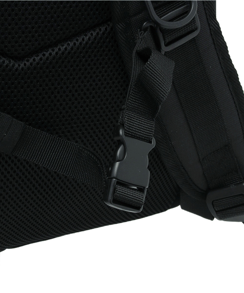 INDISPENSABLE （インディスペンサブル）の「【INDISPENSABLE】IDP.Backpack ROLLS              （バックパック/リュック・メンズ・ブラック・ONE SIZE）」の14枚目の写真